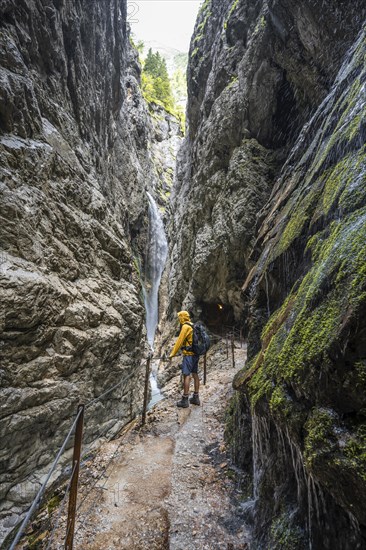 Mountaineers on their way through the Hoellentalklamm