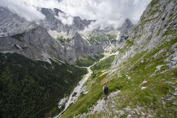 Mountaineers on the way to Waxenstein