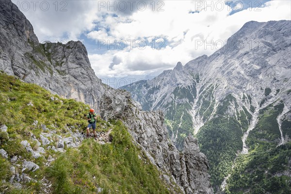 Climbers in steep terrain on the way to Waxenstein