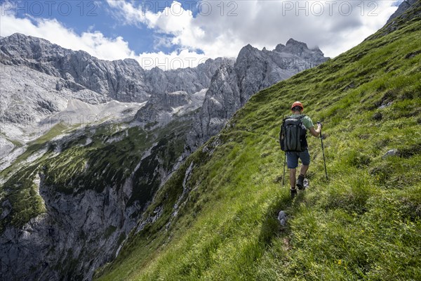 Mountaineer in steep terrain on the Schafsteig on the Waxenstein ridge