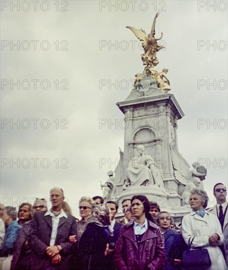 Tourists in front of the Victoria Memorial at the Changing of the Guard Changing The Guard in front of Buckingham Palace