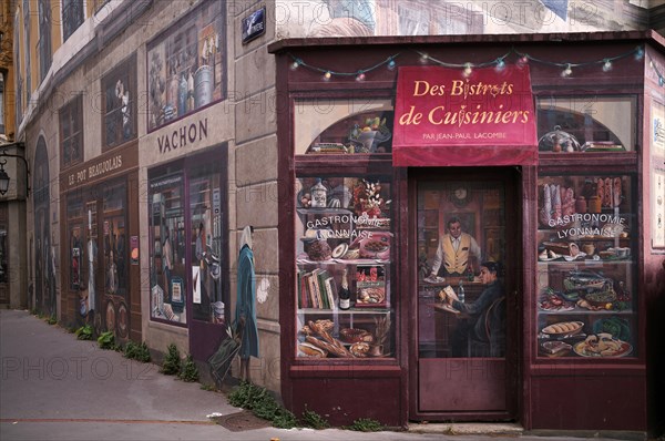 Fresco La Fresque des Lyonnais depicts famous inhabitants of the city