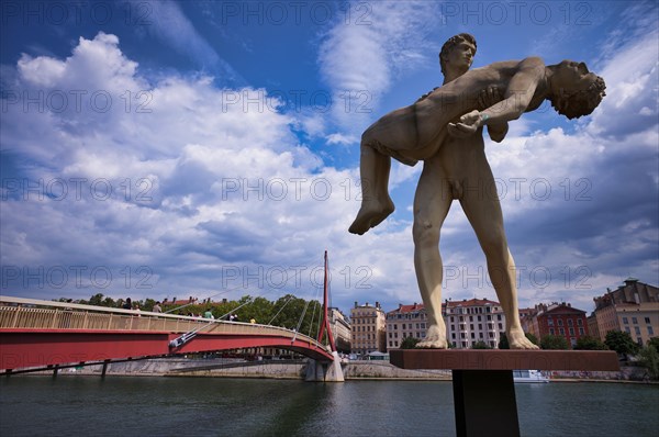 Statue THE WEIGHT OF ONESELF on the banks of the Saone