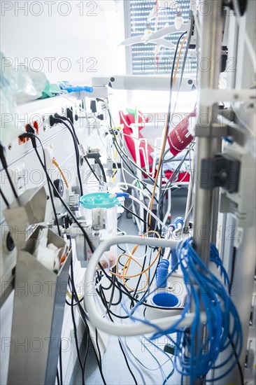 Supply hoses and cables in an intensive care unit