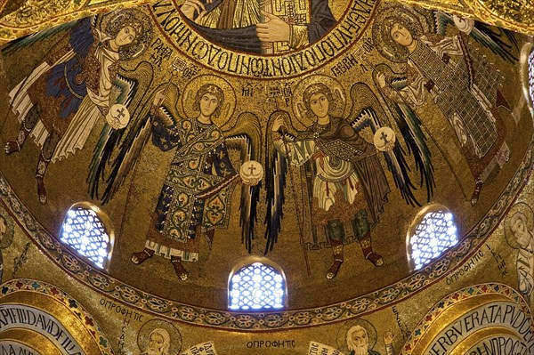 Depictions of angels. View into the dome