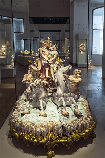 Table centrepiece with Neptune and Amphitrite in a shell carriage