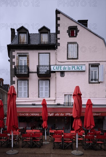 Cafe de la Place in the rain