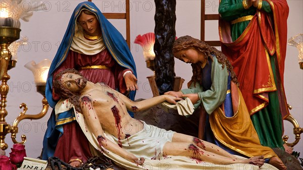 Women tend the bleeding wounds of Jesus