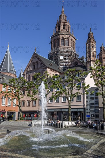 Hoefchenbrunnen and in the background Mainzer Dom St Martin