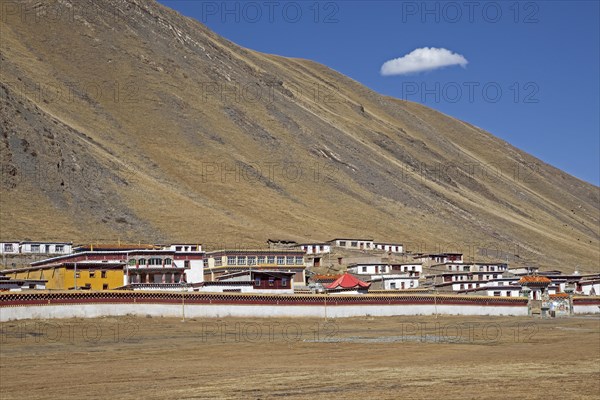 Tibetan monastery Sershu Dzong in the village Sershu