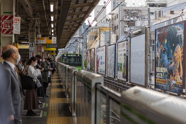 Yamanote Line train arriving