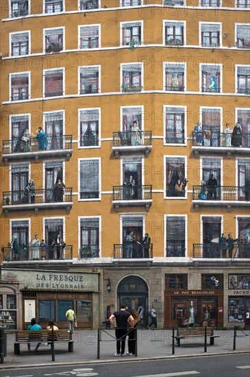 Fresco La Fresque des Lyonnais depicts famous inhabitants of the city