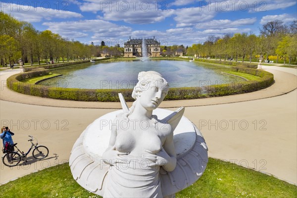 Palais in the Great Garden with Palai Pond and Corradini Vase