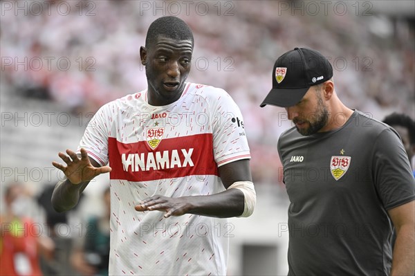 Coach Sebastian Hoeness VfB Stuttgart talking to Serhou Guirassy VfB Stuttgart