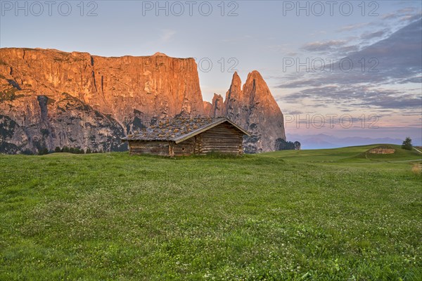Alpine hut in front of Schlern