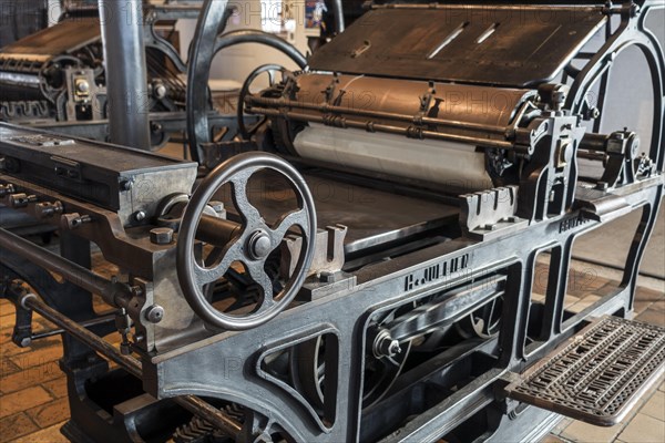 Late 19th century cast iron stop-cylinder press driven by steam engine made by H. Jullien