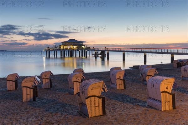 Seeschloesschen with restaurant Wolkenlos at dusk