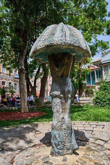 Statue of lovers under an umbrella