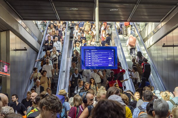 Heavy travel traffic at main station