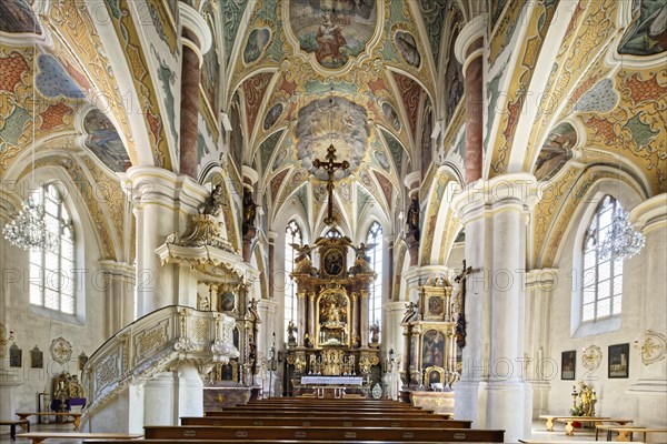 Nave with pulpit