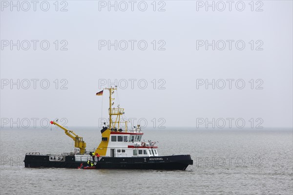 Arrival of the bird warden on the island of Minsener Oog