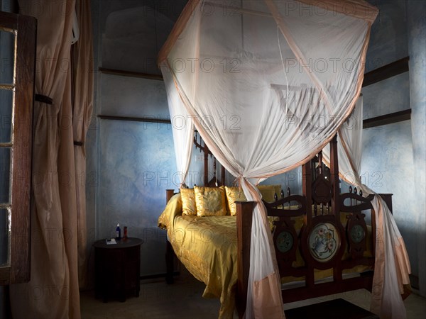 Luxury room with four-poster bed yellow