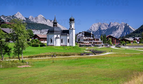 Seekirchl on the high plateau on the outskirts of the village with Arnspitzen and northern Karwendel mountain range