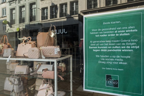 Closing notice in shopping street Veldstraat