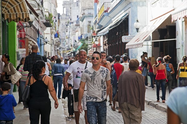 Shoppers and tourists in the Calle Obispo