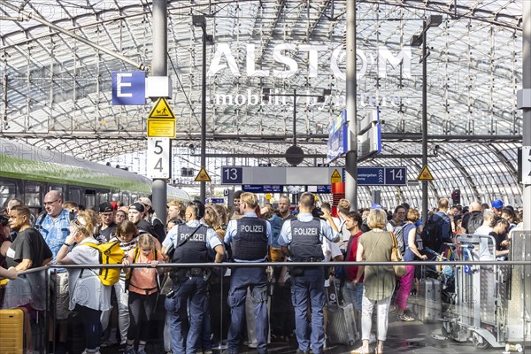 Heavy travel traffic at main station