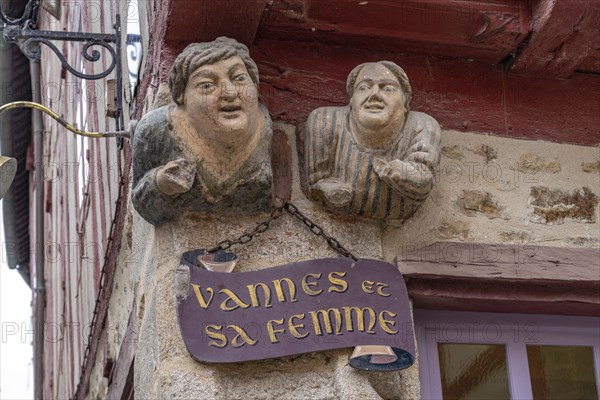 Granite sculpture Vannes et sa femme