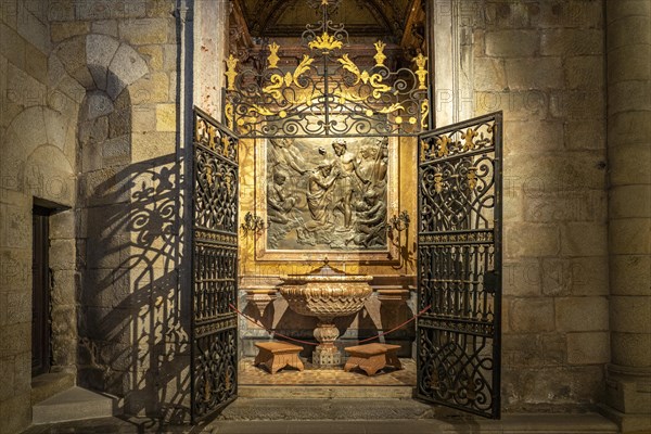 Relief and baptismal font in the Se do Porto Cathedral