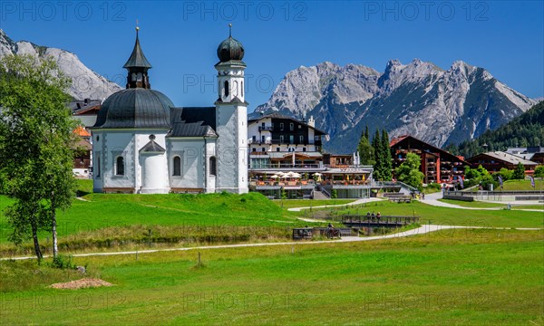 Seekirchl on the high plateau on the outskirts of the village with the northern Karwendel mountain range