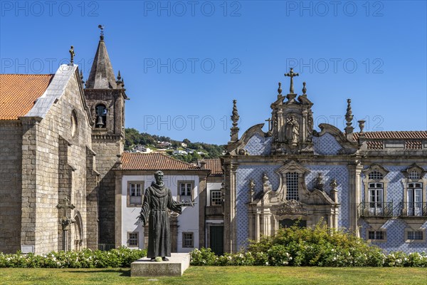 Statue of St. Francis in front of the church Igreja de Sao Francisco