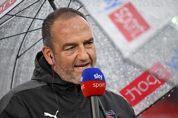 Coach Frank Schmidt 1. FC Heidenheim 1846 FCH in interview Microphone Logo Umbrella
