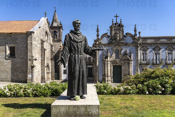 Statue of St. Francis in front of the church Igreja de Sao Francisco
