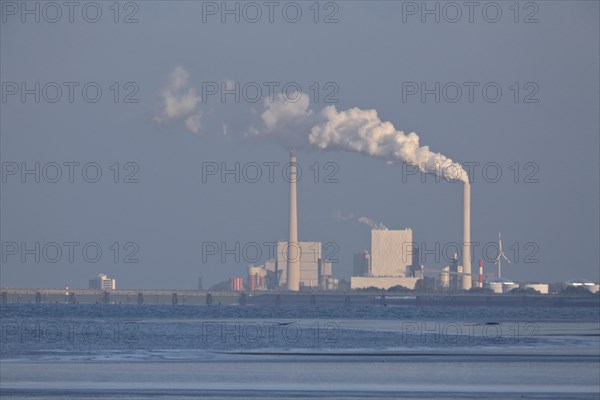 View of the Wilhelmshaven refinery from the island of Minsener Oog
