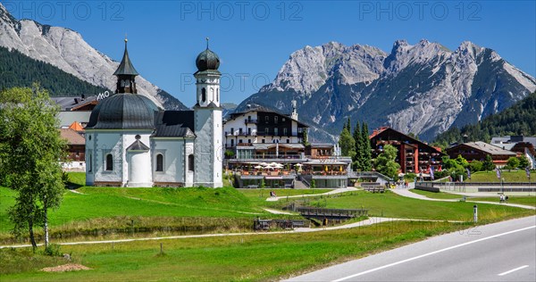 Seekirchl on the high plateau on the outskirts of the village with the northern Karwendel mountain range