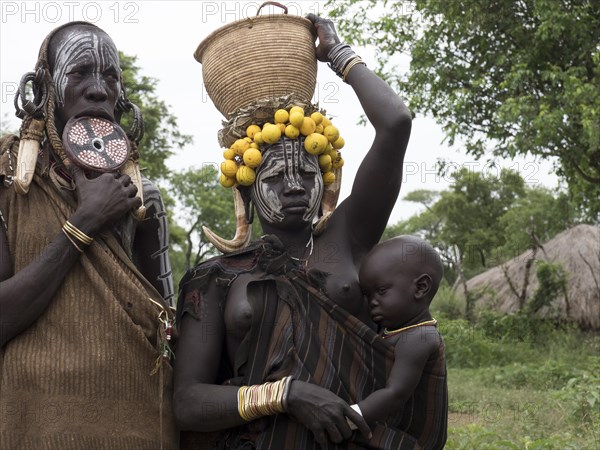 Women with infant of the Mursi tribe