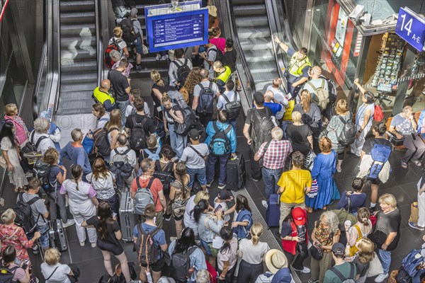 Heavy travel traffic at main station