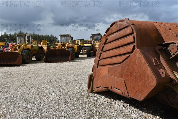 Excavator bucket and wheel loader