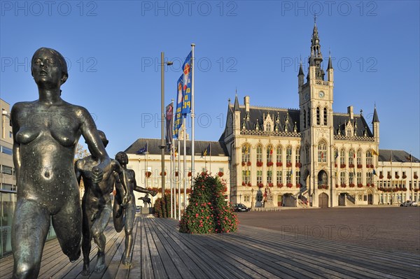 The sculpture group The Runners and town hall at the Market Square in Sint-Niklaas