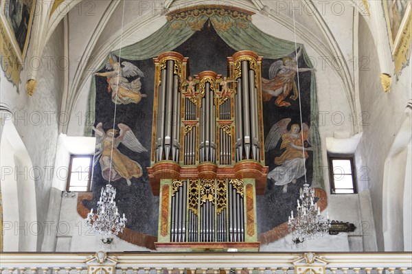 Organ with wall fresco