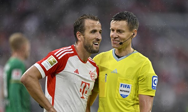 Referee Daniel Siebert in conversation with Harry Kane FC Bayern Munich FCB