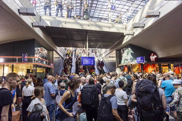 Heavy travel traffic at main station