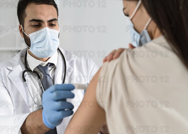 Man putting bandage patient s arm