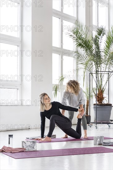 Full shot woman practice yoga mat
