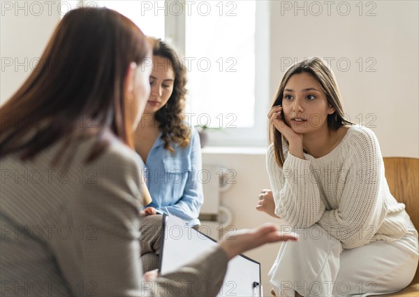 Medium shot women talking therapy