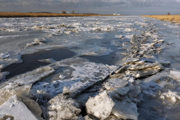 Ice flow on the Weser after the shutdown of the Unterweser nuclear power plant