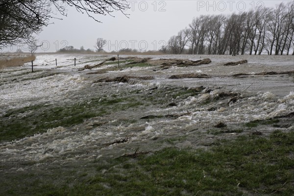 Overtopping of the dike during a storm surge on the Lower Weser island of Strohauser Plate